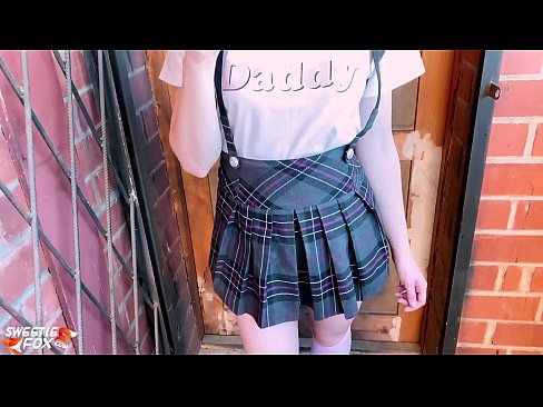 ❤️ ʻO ke kaikamahine kula e ʻū hohonu i kāna dick a hoʻopaʻa ʻia ma mua o nā papa. Sluts ia makou